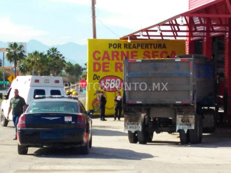 SE SALVA DE MILAGRO, POR REALIZAR COMPRAS, TRAILER PROYECTA SU VEHÍCULO EN CARRETERA NACIONAL.