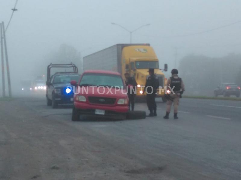 SE LE DESPRENDE NEUMÁTICO EN CARRETERA NACIONAL EN MONTEMORELOS.