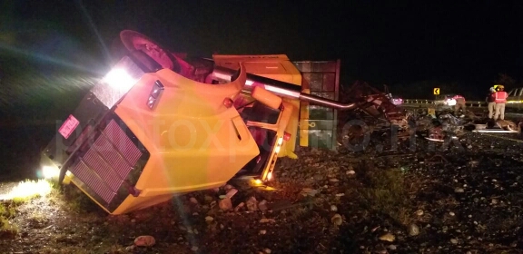 VOLCADURA DE TRÁILER EN CARRETERA NACIONAL EN MMORELOS, REPORTAN SÓLO DAÑOS.