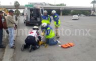 CONDUCTOR DE MOTOCICLETA ES PROYECTADO POR UN TAXI Y ESCAPA RESULTAN DOS HERIDOS.