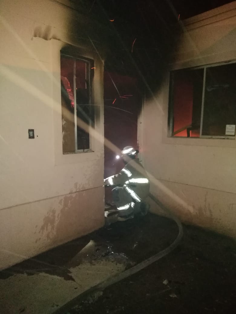 INCENDIO DE VIVIENDA, PRESUMEN FUE PROVOCADO EN COLONIA BUGAMBILIAS EN MMORELOS, DETIENEN A UNO.