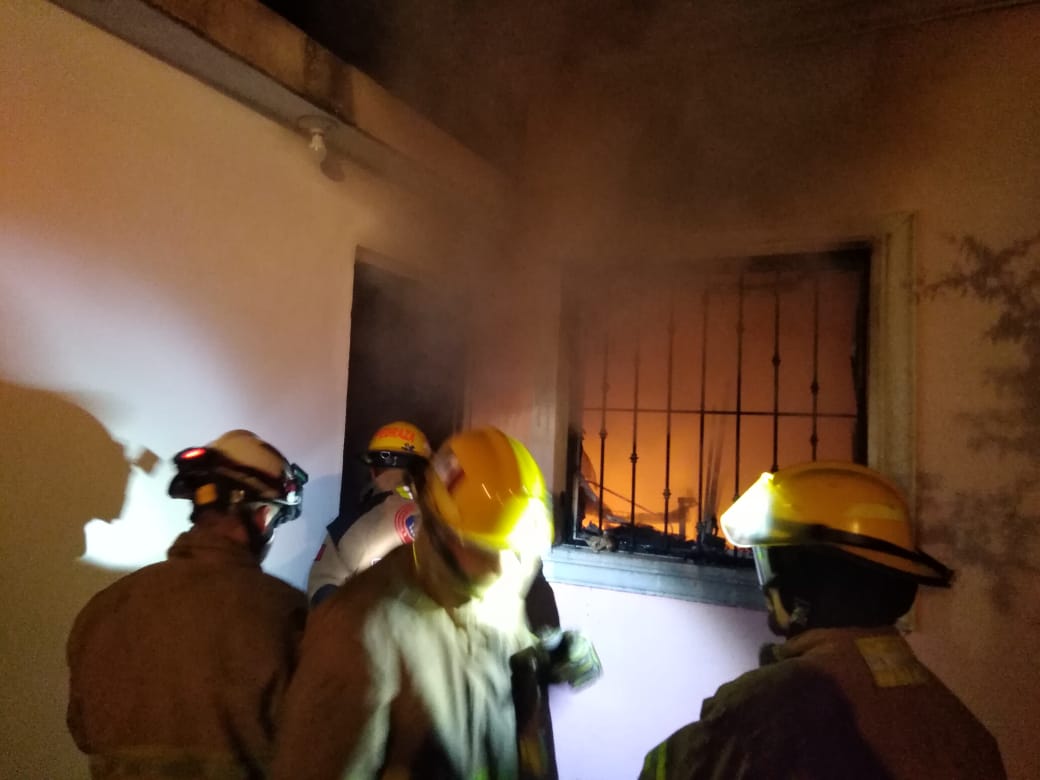 INCENDIO EN DOMICILIO GENERA MOVILIZACIÓN EN MONTEMORELOS ESTA MADRUGADA.