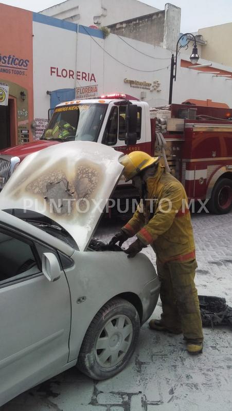 INCENDIO DE VEHICULO EN CENTRO DE LINARES MOVILIZA A BOMBEROS.