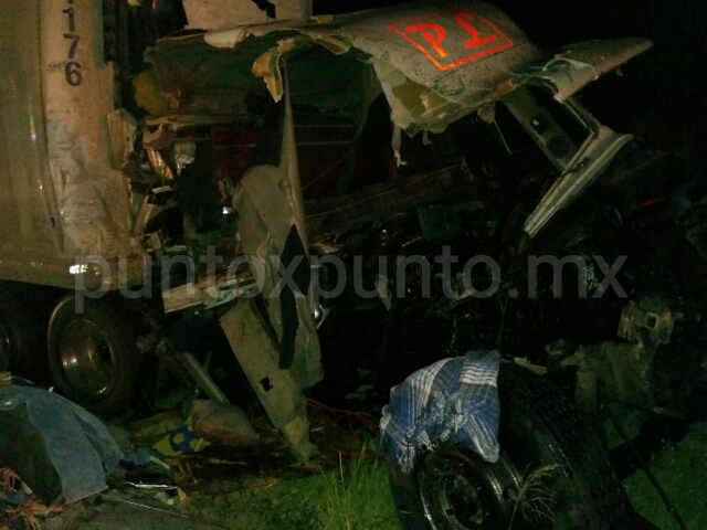 CONDUCTOR DE TRÁILER VIVE PARA CONTARLO AL PARTICIPAR EN UN CHOQUE EN MONTEMORELOS.