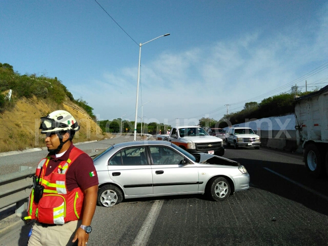 CHOQUE EN CARRETERA NACIONAL EN MONTEMORELOS REPORTAN DAÑOS.