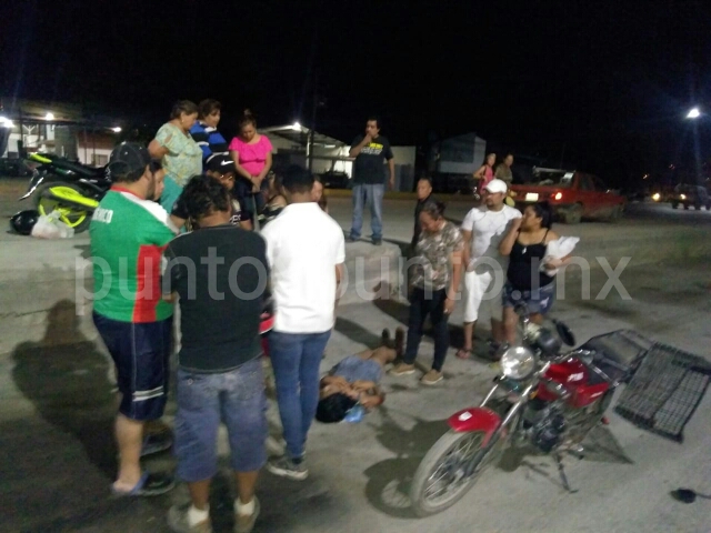 TRES LESIONADOS AL CAER DE LA MOTOCICLETA EN LA QUE VIAJABAN.