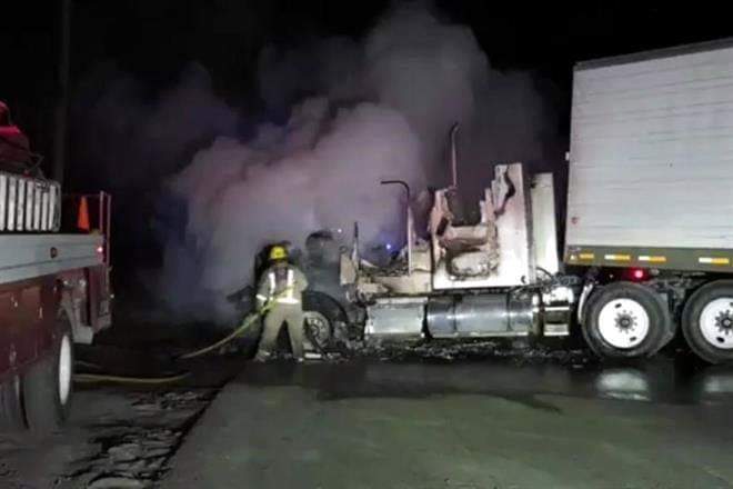 A PUNTA DE PISTOLA ASALTAN A CHÓFER EN CADEREYTA, QUE SE DIRIGÍA ALLENDE, INCENDIAN UNIDAD.