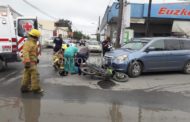 CHOQUE ENTRE DOS VEHÍCULOS EN LINARES, CONDUCTOR DE MOTO QUEDA BAJO AUTO, LO RESCATA BOMBEROS.