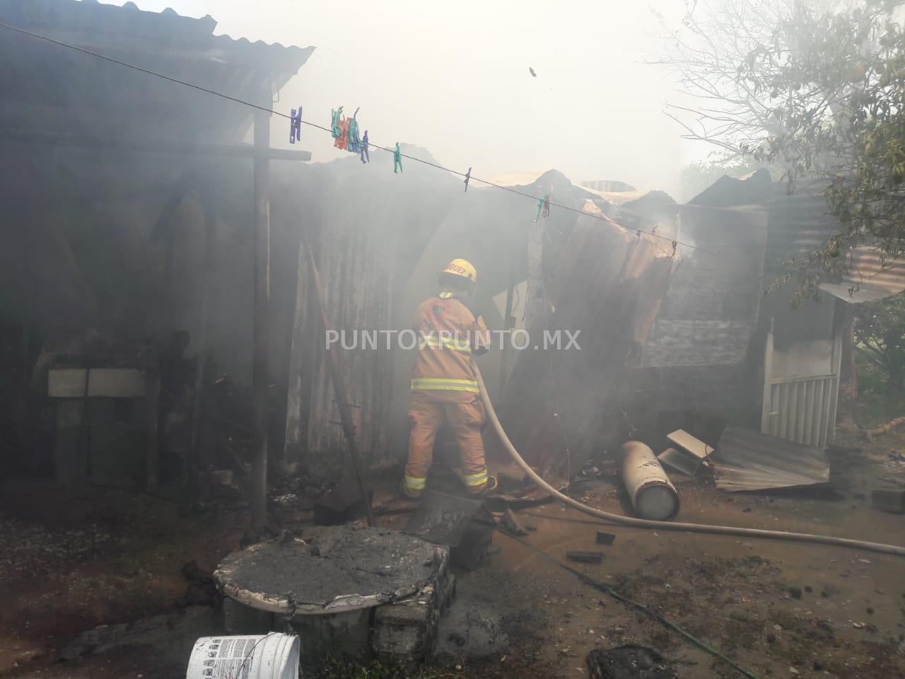 INCENDIO EN DOMICILIO MOVILIZA A PROTECCIÓN CIVIL Y BOMBEROS NUEVO LEÓN EN HUALAHUISES.