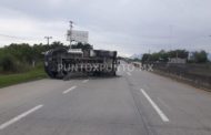 VUELCA CAMIÓN EN CARRETERA ALLENDE CADEREYTA, REPORTAN DAÑOS.