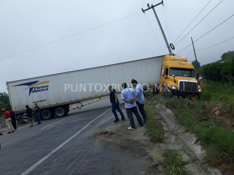 CIERRAN VIALIDAD DE ALLENDE A CADEREYTA TRÁILER QUEDA ATRAVESADO.