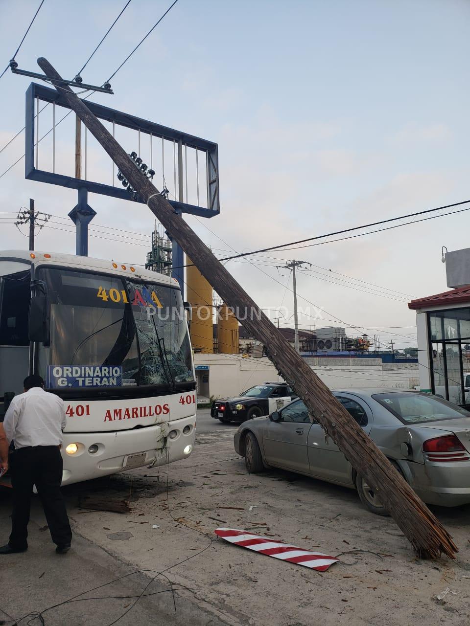 CHOQUE ENTRE AUTOBÚS DE PASAJEROS Y UN AUTO EN MONTEMORELOS, REPORTAN DAÑOS MATERIALES.