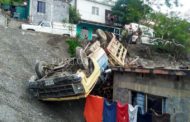 CAE EN TECHO DE VIVIENDA AL VOLCAR CAMIONETA EN COLONIA DE MONTEMORELOS, CHOFER ES TRASLADADO LESIONADO, MUJER DE VIVIENDA ES ATENDIDA.