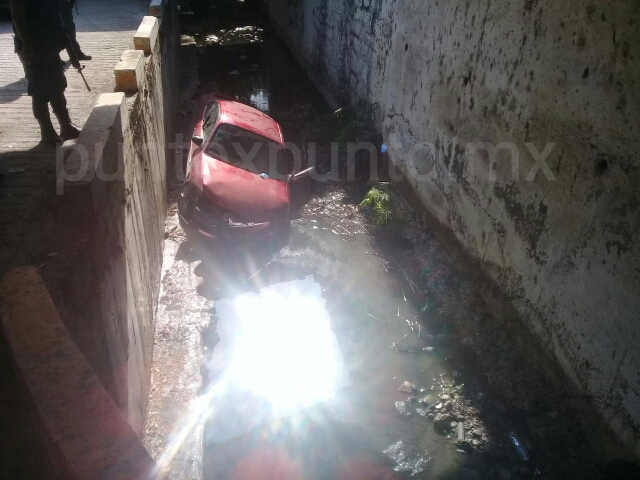 CAE DE PUENTE AL ARROYO ABUELITO EN CARRETERA NACIONAL EN SANTIAGO, RESULTA ILESO.