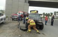 CHOQUE POR ALCANCE ENTRE UN TRÁILER Y VEHICULO EN LINARES, REPORTAN SOLO DAÑOS MATERIALES.