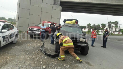 CHOQUE POR ALCANCE ENTRE UN TRÁILER Y VEHICULO EN LINARES, REPORTAN SOLO DAÑOS MATERIALES.