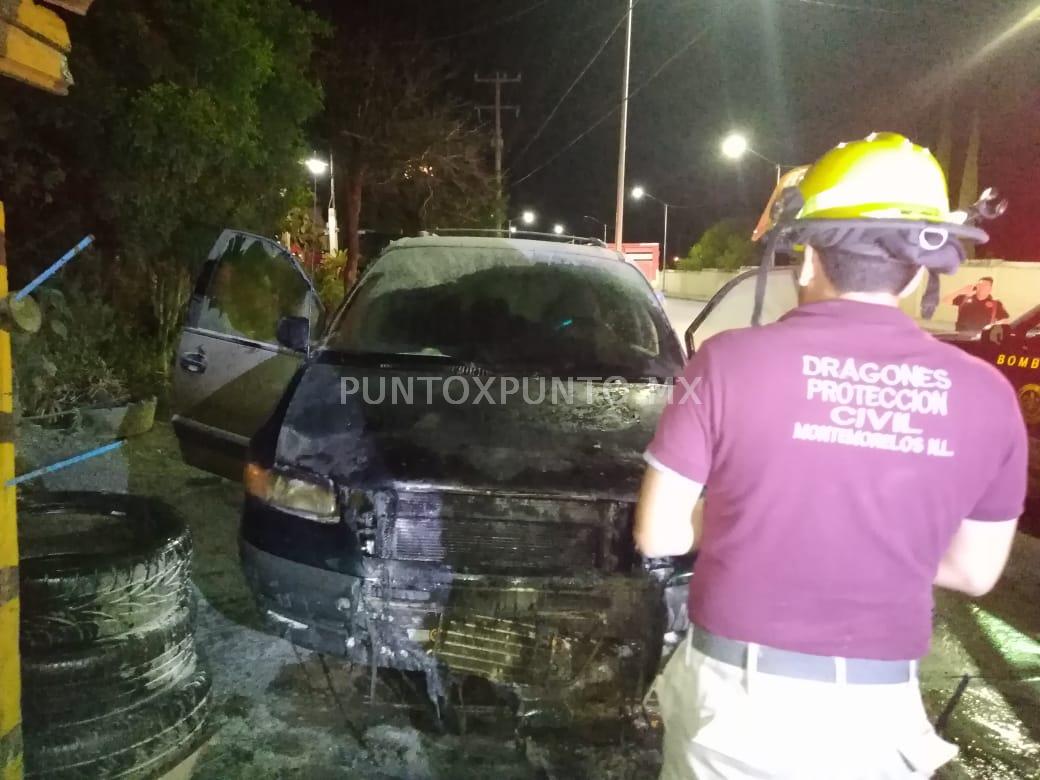 SE INCENDIA VEHÍCULO ESTA MADRUGADA EN MONTEMORELOS, PC Y BOMBEROS NL APOYAN.