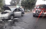 FALLA MECÁNICA GENERA INCENDIO DE VEHICULOS EN LINARES, BOMBEROS NL APOYAN.