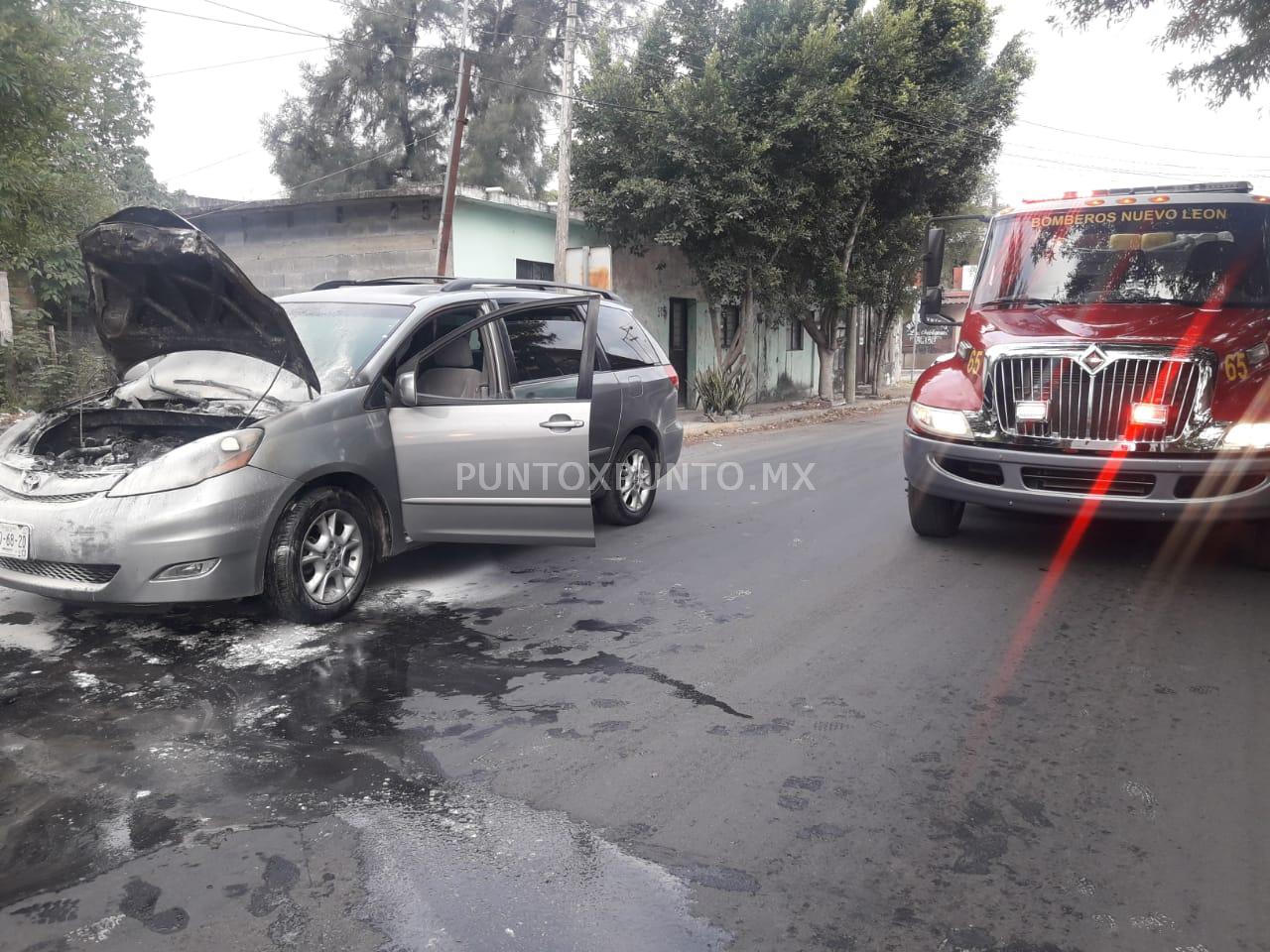 FALLA MECÁNICA GENERA INCENDIO DE VEHICULOS EN LINARES, BOMBEROS NL APOYAN.