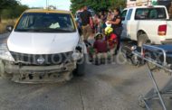 UNA MUJER HERIDA ENTRE CHOQUE DE TAXI Y UNA MOTOCICLETA EN MONTEMORELOS.