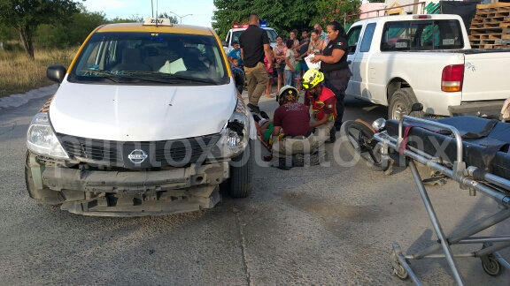 UNA MUJER HERIDA ENTRE CHOQUE DE TAXI Y UNA MOTOCICLETA EN MONTEMORELOS.