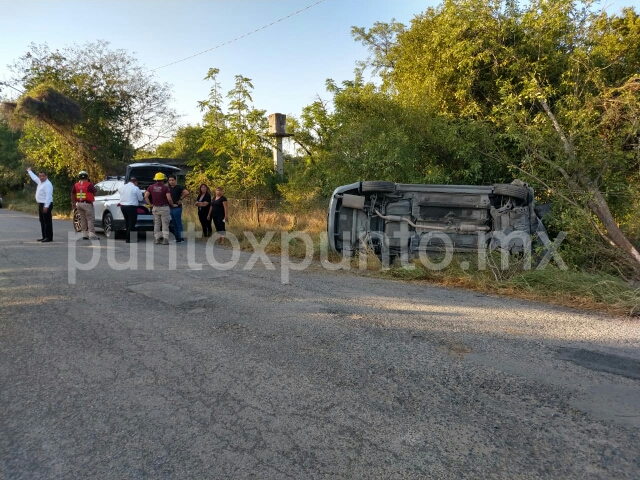 VOLCADURA EN AVENIDA DE MMORELOS, REPORTAN SOLO DAÑOS MATERIALES.