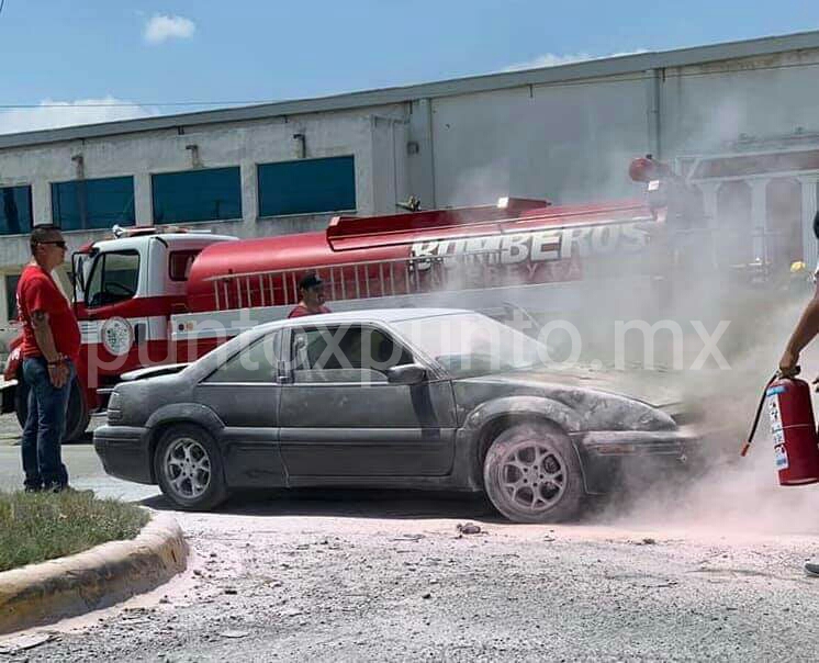 INCENDIO DE VEHÍCULO EN CADEREYTA MOVILIZA A PROTECCIÓN CIVIL Y BOMBEROS.