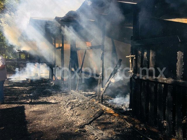 INCENDIAN CABALLERIZAS DE EXALCALDE DE ZARAGOZA, MUEREN CABALLOS UTILIZADOS PARA CARRERAS, AUTORIDADES INVESTIGAN.