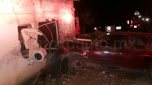 AUTO CHOCA CON VIVIENDA, RESULTA MUJER HERIDA.