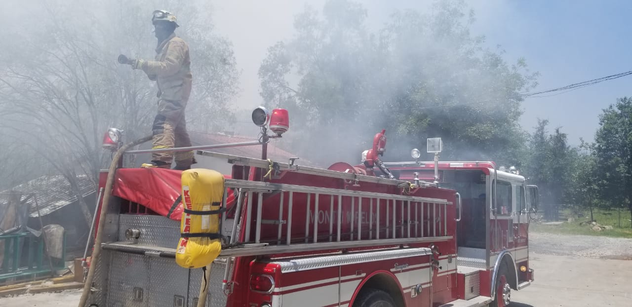 INCENDIO EN FÁBRICA DE MUEBLES EN MMORELOS