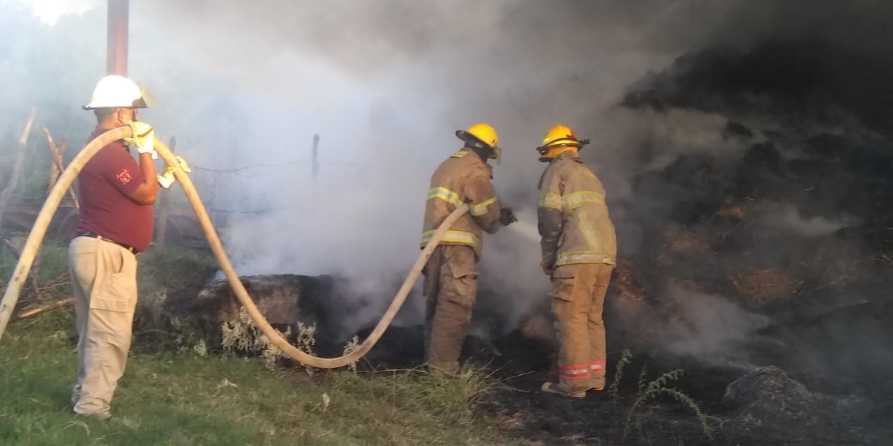 INCENDIO EN BODEGA DE PACAS EN MONTEMORELOS MOVILIZA A PROTECCIÓN CIVIL Y BOMBEROS.