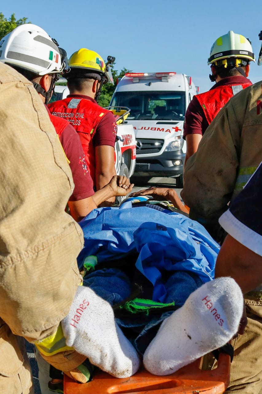 MUERE EN HOSPITAL CONDUCTOR DE TRÁILER TRAS VOLCAR LA UNIDAD EN CARRETERA NACIONAL EN MMORELOS.