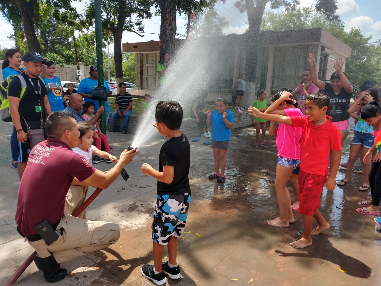 CURSOS DE VERANO EN MONTEMORELOS, NIÑOS APRENDEN LAS FUNCIONES DE BOMBEROS Y PROTECCIÓN CIVIL Y SE DIVIERTEN.