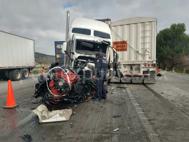 DOS PERSONAS LESIONADAS EN CHOQUE DE DOS TRAILER AL SUR DEL ESTADO EN GALEANA.