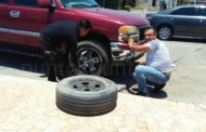 POLICIA DE ALLENDE DEJA SUS ARMAS PARA AYUDAR ABUELITO.