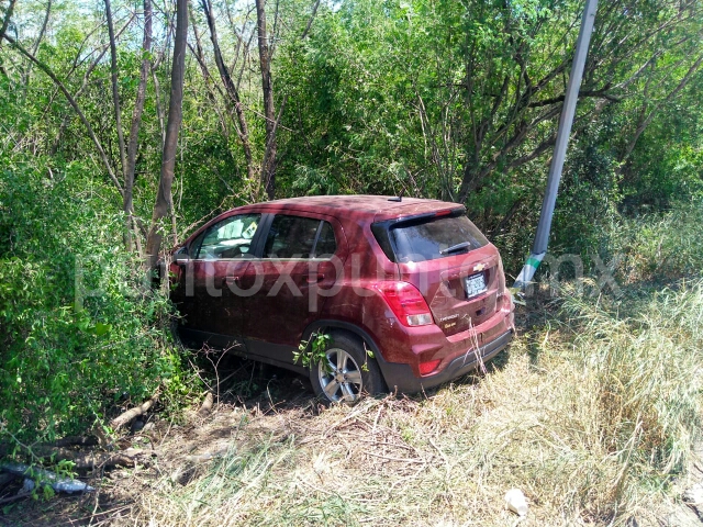 CHOQUE TIPO SALIDA DE CAMINO Y PROYECCIÓN EN AVENIDA DE MONTEMORELOS