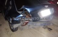 CHOQUE EN SANTIAGO, FAMILIA DE MMORELOS ARREGLABAN SU AUTO Y OTRO LOS IMPACTA, RESULTA MUJER LESIONADA.