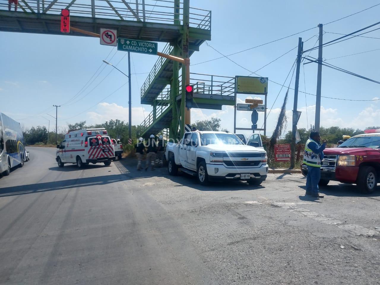 CHOQUE ENTRE UN TRAILER Y UNA CAMIONETA EN LINARES, REPORTAN PERSONA HERIDA.