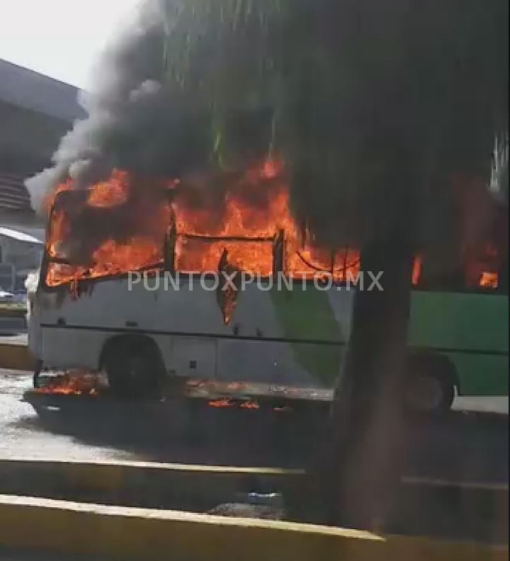 SE INCENDIA UNIDAD DE TRANSPORTE EN LINARES, GENERA MOVILIZACIÓN DE BOMBEROS.