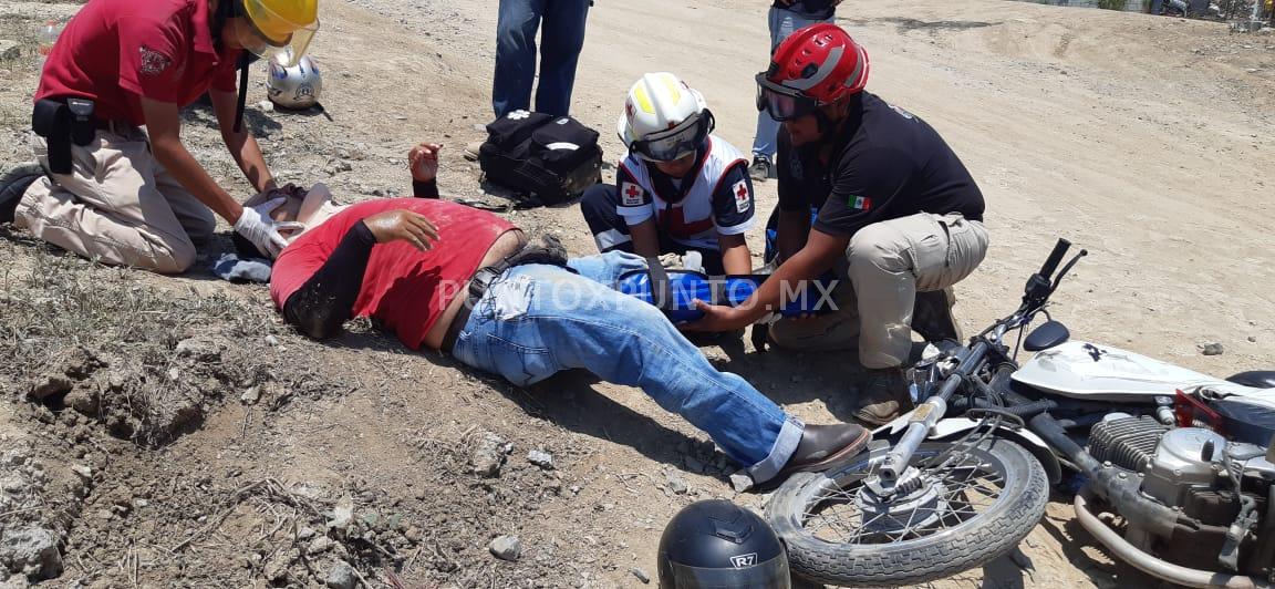 CONDUCE DE REVERSA, IMPACTA A MOTOCICLISTA QUIEN RESULTA LESIONADO EN ALLENDE.