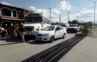 CHOQUE ENTRE UNIDAD DE TRANSPORTE Y VEHICULO DE RECIENTE MODELO EN AVENIDA DE MONTEMORELOS.