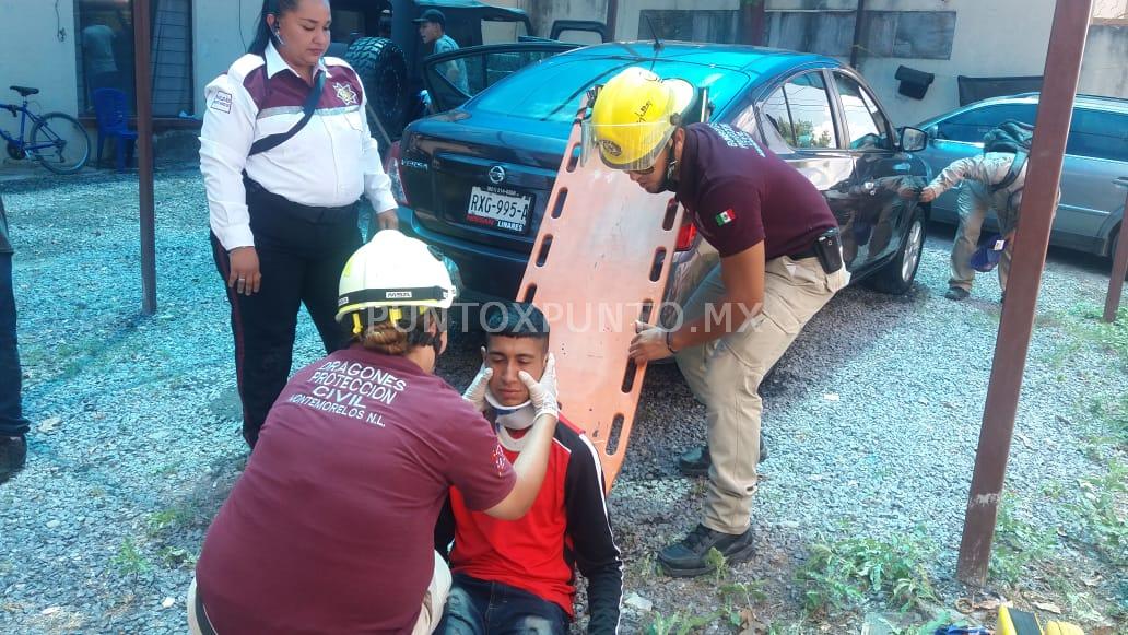 CHOQUE ENTRE UN AUTOMOVIL Y UN MOTOCICLISTA REPARTIDOR DE COMIDAS, RESULTA LESIONADO.