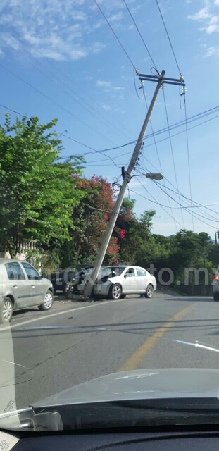 CHOCA CONTRA POSTE DE CONCRETO EN SANTIAGO, CHOFER RESULTA LESIONADO.