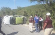 VUELCA TAXI EN AVENIDA DE MONTEMORELOS, CHOFER RESULTA ILESO.