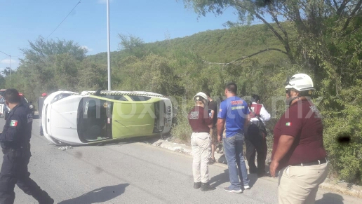 VUELCA TAXI EN AVENIDA DE MONTEMORELOS, CHOFER RESULTA ILESO.