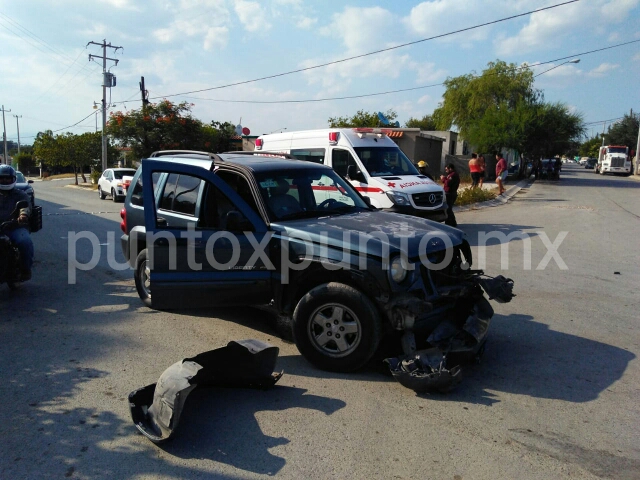 CHOQUE EN COLONIA BUGAMBILIAS EN MONTEMORELOS.