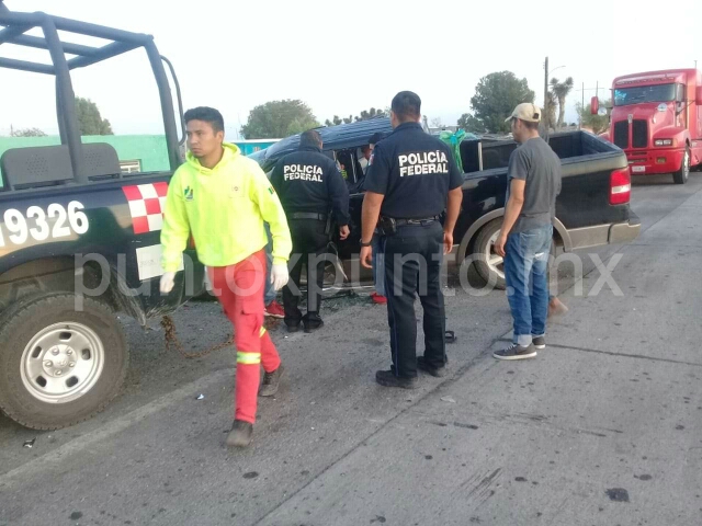 GRAVE CONDUCTOR DE CAMIONETA AL CHOCAR EN PARTE TRASERA DE TRAILER EN GALEANA.