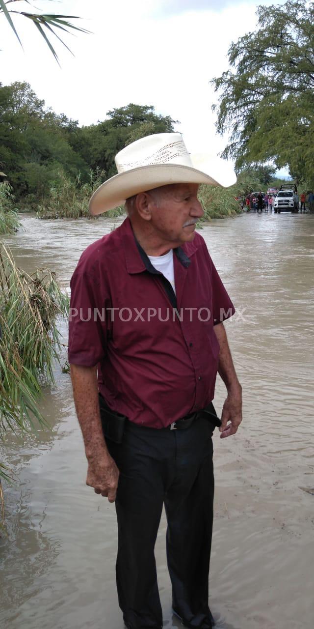 INTENTA CRUZA PUENTE EN ALLENDE, SE SALVA, CORRIENTE DE AGUA SE LLEVA SU CAMIONETA.