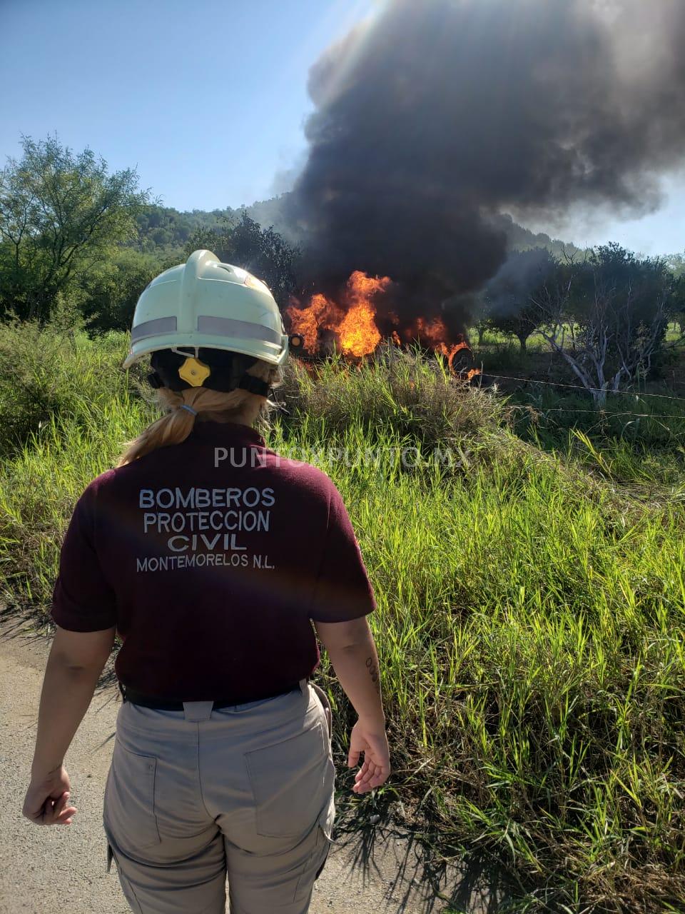 ACCIDENTE TIPO VOLCADURA EN MONTEMORELOS, NO ENCUENTRAN OCUPANTES, VEHICULO SE INCENDIA.