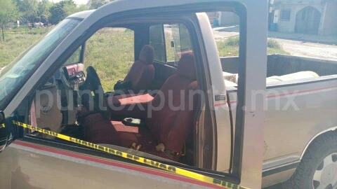 DETIENEN EN CADEREYTA A DOS QUE VIAJABAN EN CAMIONETA CON REPORTE DE ROBO.